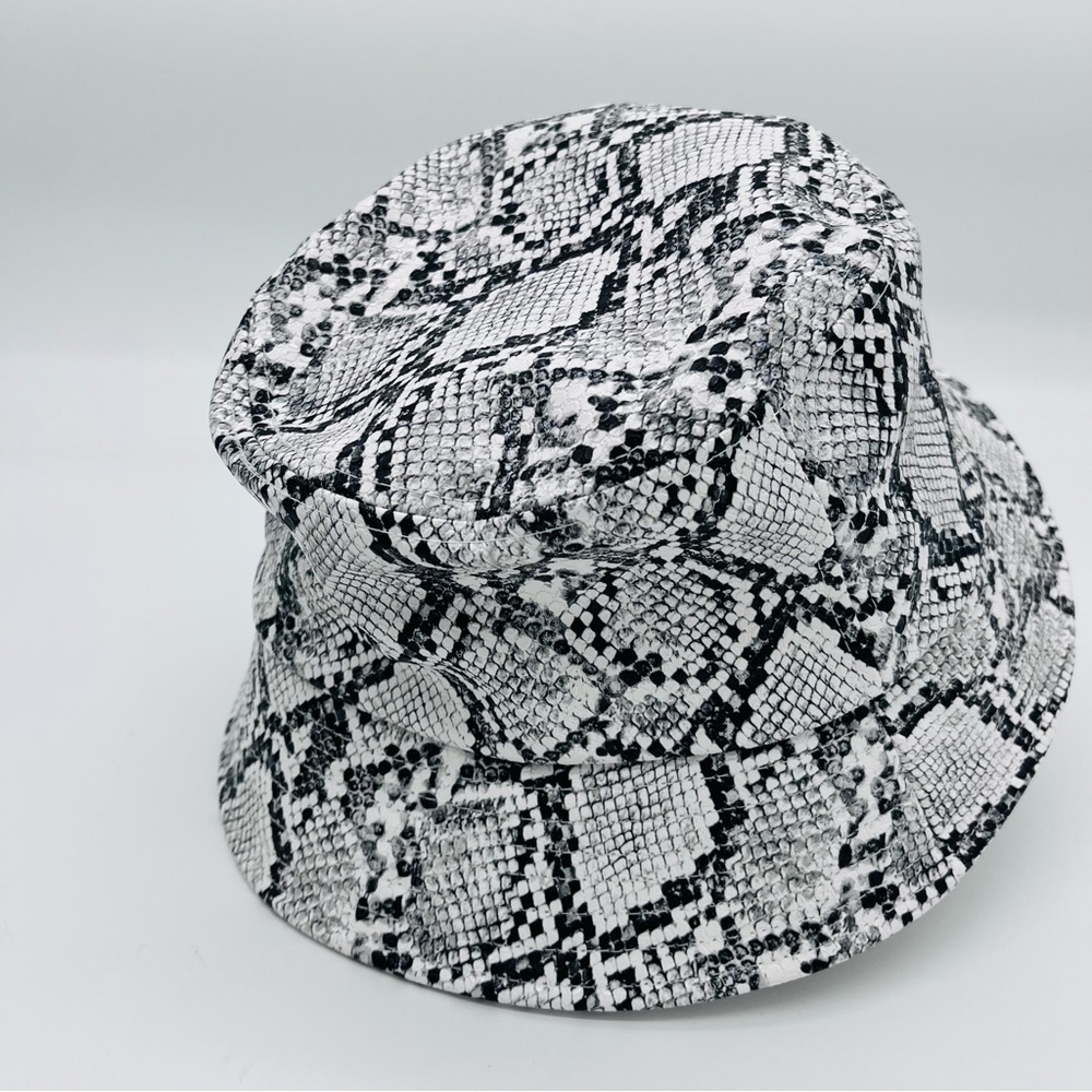 Urban Outfitters White & Black Snakeskin design Bucket Hat - Picture 4 of 6
